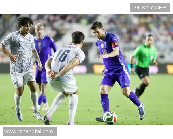 梅西领衔阿根廷对决乌拉圭球场上的经典对抗再度上演 梅西领衔阿根廷对决乌拉圭球场上的经典对抗再度上演